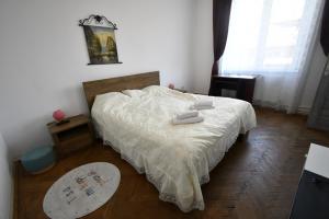 a bedroom with a bed with two towels on it at Mural Art Apartament in Petroşani
