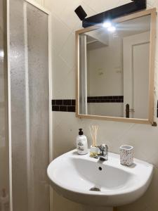 a bathroom with a white sink and a mirror at Tu mejor estadia en Tarragona centro in Tarragona