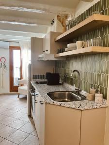 a kitchen with a sink and a counter top at Tu mejor estadia en Tarragona centro in Tarragona