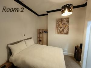 a bedroom with a bed and a painting of a lion at Edinburgh Arms in York