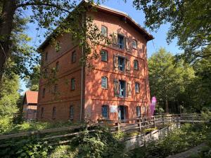 an old brick building with ivy growing on it at Bisamlodge in Faßberg