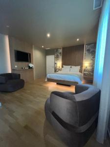 a large bedroom with a bed and a couch at ViLLA HELENA - anciennement LE CLOS D'IGNAC in Lège-Cap-Ferret