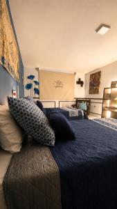 ein Schlafzimmer mit zwei Betten, Kissen und einem Moskitonetz in der Unterkunft Casa Aoi Ideal para empresas y grupos de trabajo in Pachuca de Soto