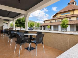 a bar with chairs and tables on a patio at Hotel Danja in Laç