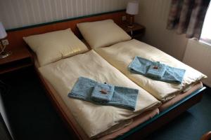 a bed with two jacked up jacks on it at Zur Alten Brauerei in Jessen