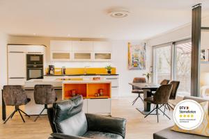 a kitchen and dining room with a table and chairs at Lago Edera - Panoramablick in Hemfurth-Edersee