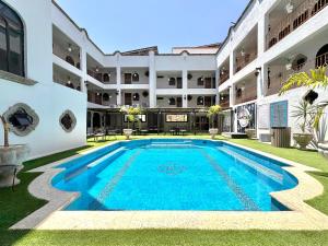 an exterior view of a building with a swimming pool at Mansión del Cobre Hotel Boutique in Los Mochis