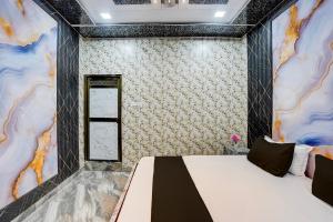 a bedroom with a bed and a wall at Hotel O Royal Prayag in Prayagraj +21 photos