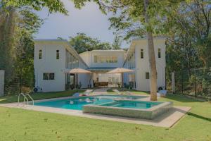 Außenansicht eines Hauses mit Swimmingpool in der Unterkunft T Loft in Playa Hermosa
