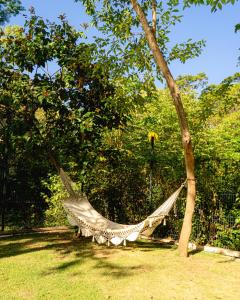 Eine Hängematte, die in einem Garten an einem Baum hängt in der Unterkunft T Loft in Playa Hermosa