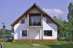 a white house with a gambrel roof at VELORA-DOODHPATHRi in Aphit