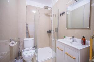 a bathroom with a shower and a toilet and a sink at ChicStudio Full Kitchen AC Free Parking Popcorn in Chiajna