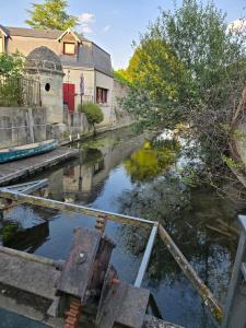 a body of water next to a building at Studio moderne en hyper-centre de Vendôme in Vendôme