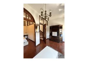 a living room with a chandelier on the ceiling at Casa Quixote Matosinhos in São Mamede de Infesta