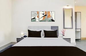 a bedroom with a large black and white bed at Townhouse Oak Howrah Junction Kolkata in Kolkata