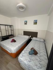zwei Betten in einem Zimmer mit Handtüchern darauf in der Unterkunft RI HOSTELs in Madrid + 7 Fotos