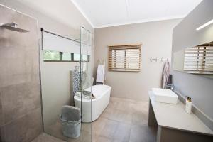 A bathroom at Birds Babble Self Catering