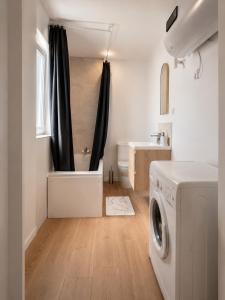 a laundry room with a washing machine and a sink at Terre d'Oasis - HyperCentre in Besançon