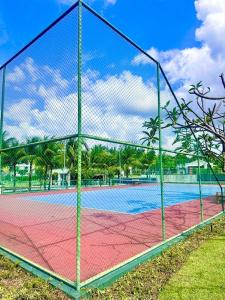 a tennis court with a net on top of it at WaiWai Residence Cumbuco in Caucaia