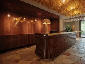 eine Lobby mit Bar in einem Hotelzimmer in der Unterkunft Hotel Aurora in Meran