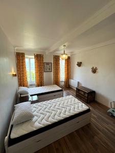 a bedroom with two beds in a room at L'estive de Doris in Remollon