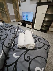 a bedroom with two towels sitting on a bed at APARTMAN WOLF Luxusné priestranné ubytovanie s Výhľadom na hory s Bezplatným Parkovaním Veľkou SMART TV Rýchlym Optickým Internetom Priamo v PB Tichá lokalita Všetko na blízku Vhodné pre Rodinu Skupinu Pracovné cesty aj Turistiku Plne vybavená Kuchyňa in Považská Bystrica