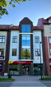 ein Gebäude an der Ecke einer Straße in der Unterkunft Studio Olecko in Olecko