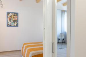 ein Schlafzimmer mit einem Bett und einem Gemälde an der Wand in der Unterkunft Pasithea House in Lanciano