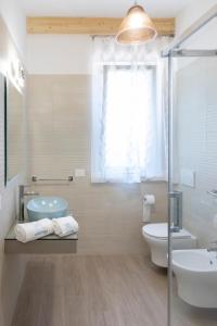 ein Badezimmer mit Badewanne, Waschbecken und Toilette in der Unterkunft Pasithea House in Lanciano + 17 Fotos