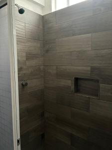 ein Badezimmer mit Dusche mit Holzfliesen in der Unterkunft Hotel Palacio in Xalapa