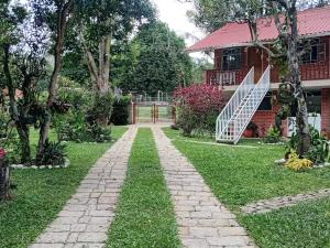 a walkway in front of a house at Touristic House Chalet Luna Verde in Sasaima