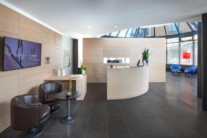 Newstar Hotel (Free Parking)的电视和/或娱乐中心