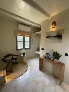 a living room with a chair and a table at Dar Serenia Rohuna in Rehouna
