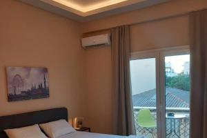 a bedroom with a bed and a large window at Modern flat in town center! in Kiaton