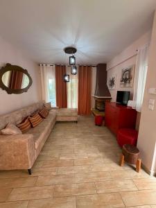 ein Wohnzimmer mit einer Couch und einem Fernseher in der Unterkunft Emily's House in Xylokastro