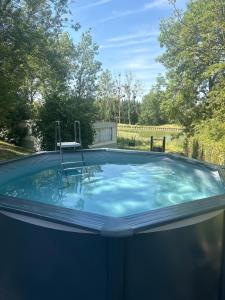 a jacuzzi tub in the backyard of a house at La Louée du canal in Braux