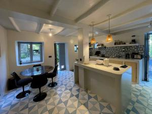 a kitchen with a table and chairs and a counter at Dar Serenia Rohuna in Rehouna