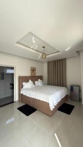 a bedroom with a large bed in a room at Residencial Ru-B in Luanda +31 photos