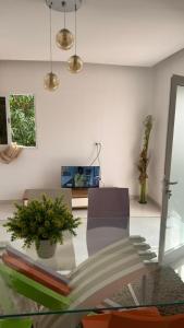 a living room with a glass table and a chair at Residencial Ru-B in Luanda