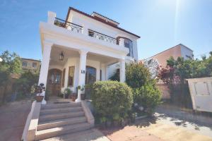 a white house with stairs in front of it at Casa Hotel Antigua Viña in Viña del Mar