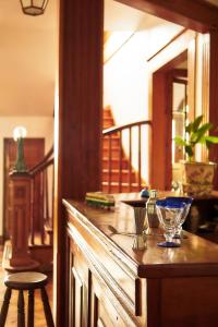 a wooden counter with a glass bowl on top of it at Casa Hotel Antigua Viña in Viña del Mar +11 photos