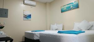 two beds sitting next to each other in a room at Mi Tierra Surf City in El Majahual