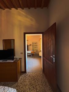 a room with a door and a room with a table at Casa Vicolo in Peccioli