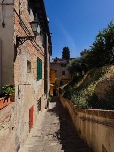 an alley in an old town with a building at Casa Vicolo in Peccioli