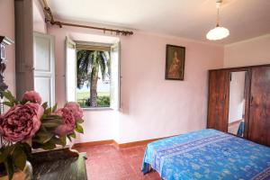 a bedroom with a bed and a window at Appartamento Podere San Marco in Portoferraio