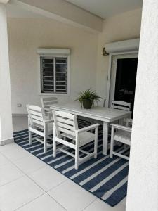 a white table and chairs on a patio at Luxury 3BR Villa Belair in Philipsburg