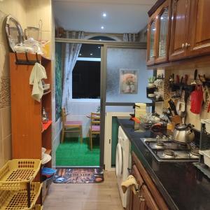 a kitchen with a stove and a green floor at lux appartement avec piscine in El Jadida