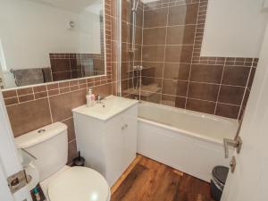 un bagno con WC, lavandino e vasca di Willows Lodge a Windermere Altre 21 foto
