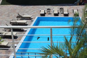 Piscina a Hotel Niniko o a prop