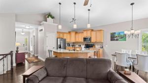 a living room with a couch and a kitchen at TeeTime Green On the Fairway in Camdenton +42 photos